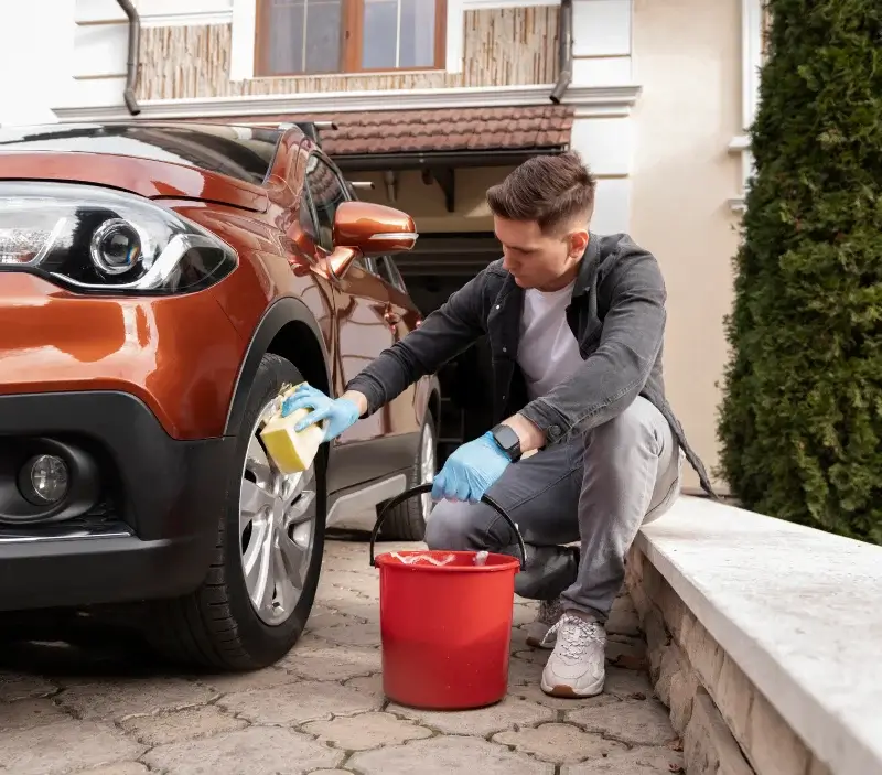 Lavage auto à domicile Saint-Colomb-de-Lauzun : professionnel intervenant sur un véhicule